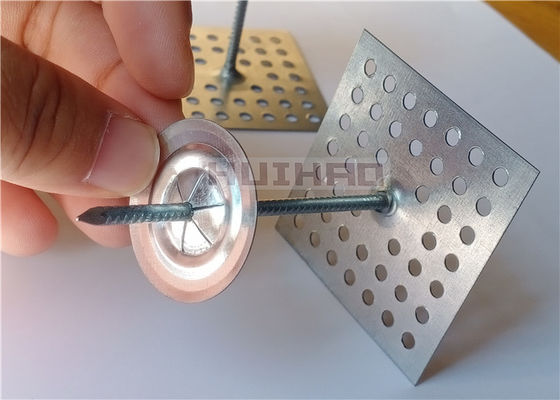 벽과 천장에 절연 물질을 고정하는 구멍이 뚫린 기반과 함께 75mm 절연 핸더