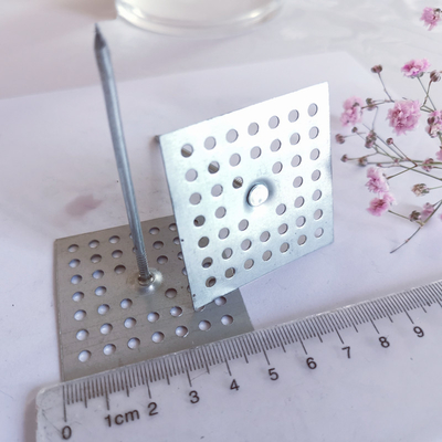 벽에 유리솜을 고정하는 'Square 2